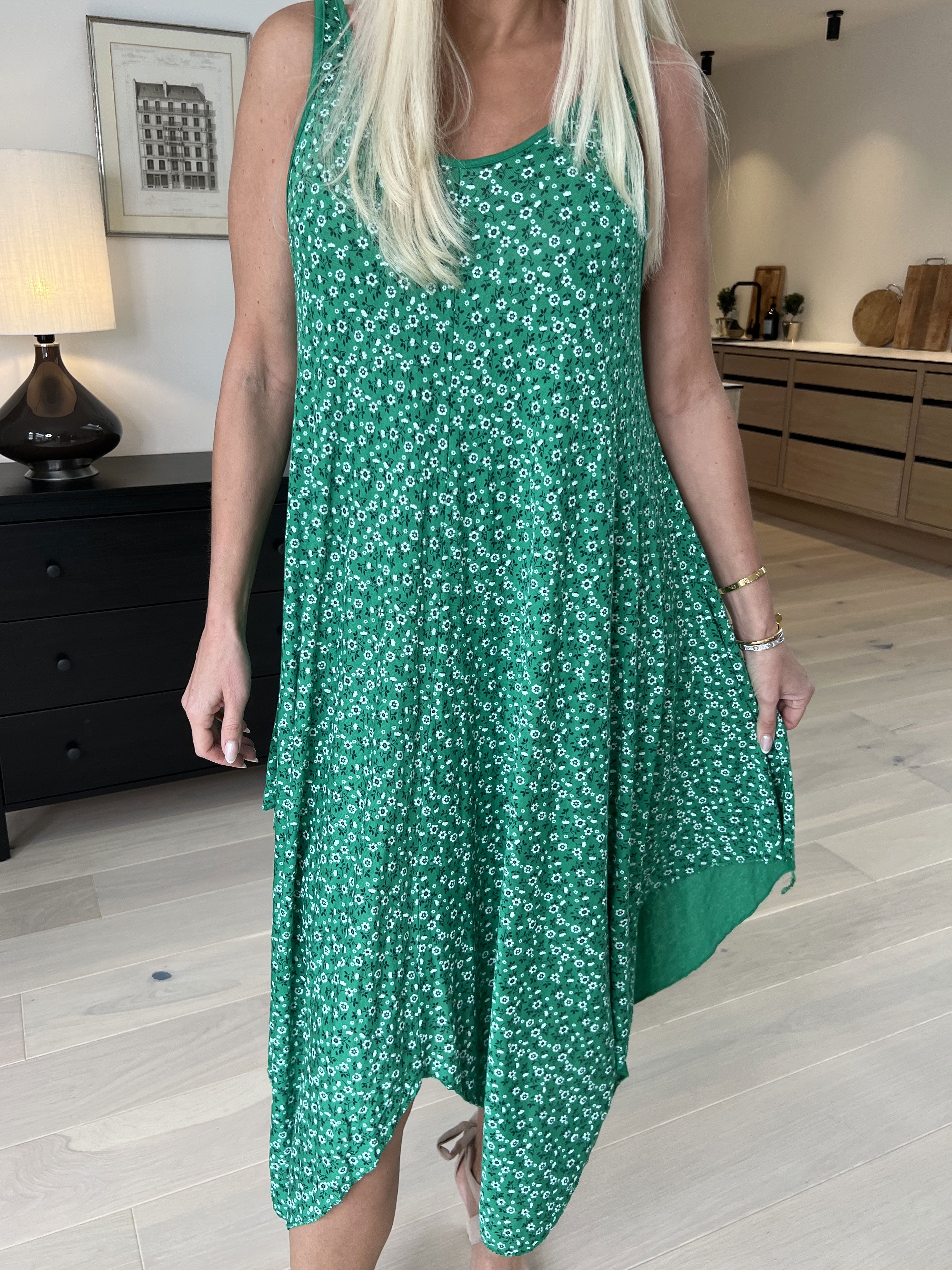 Veronica Small Flower - Sommerkjole med blomsterprint og brede stropper